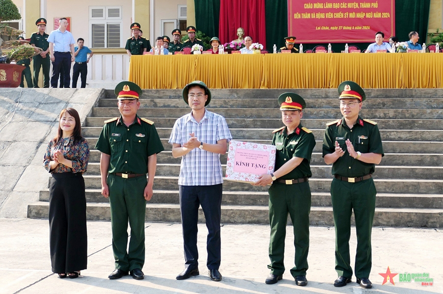 Lãnh đạo các huyện, thành phố thuộc tỉnh Lai Châu thăm, động viên chiến sĩ mới